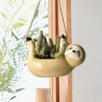 1Pcs-Ceramic-Hanging-Plant-Pots-Scindapsus-Chlorophytum-Hanging-Flower-Basket-Flower-Pot-Cartoons-Animal-Vase-Garden עציץ תלוי מעוצב עם חבל יוטה - דמות עצלן קרמיקה בעבודת יד | עיצוב דקורטיבי למרפסת ולבית