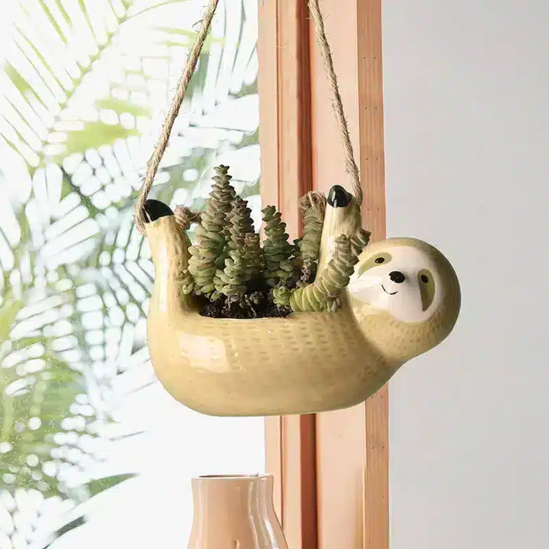 1Pcs-Ceramic-Hanging-Plant-Pots-Scindapsus-Chlorophytum-Hanging-Flower-Basket-Flower-Pot-Cartoons-Animal-Vase-Garden עציץ תלוי מעוצב עם חבל יוטה - דמות עצלן קרמיקה בעבודת יד | עיצוב דקורטיבי למרפסת ולבית