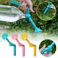 kf-S2c4d2dc40da049e1b847977d02db6c45I-Gardening-Plant-Watering-Handheld-dual-purpose-water-spray-Bottle-Water-Can-Top-Waterers-Shower-Seedling-Irrigation.webp ידית רב-תכליתית להשקיה של צמחים - מתחברת בקלות לכל בקבוק ובכך נהפכת למזלף משפך / דוש
