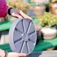 תחתית ניקוז עגולה מפלסטיק עם הגבהה לעציצים - הפתרון המושלם למניעת ריקבון שורשים ולאוורור מיטבי