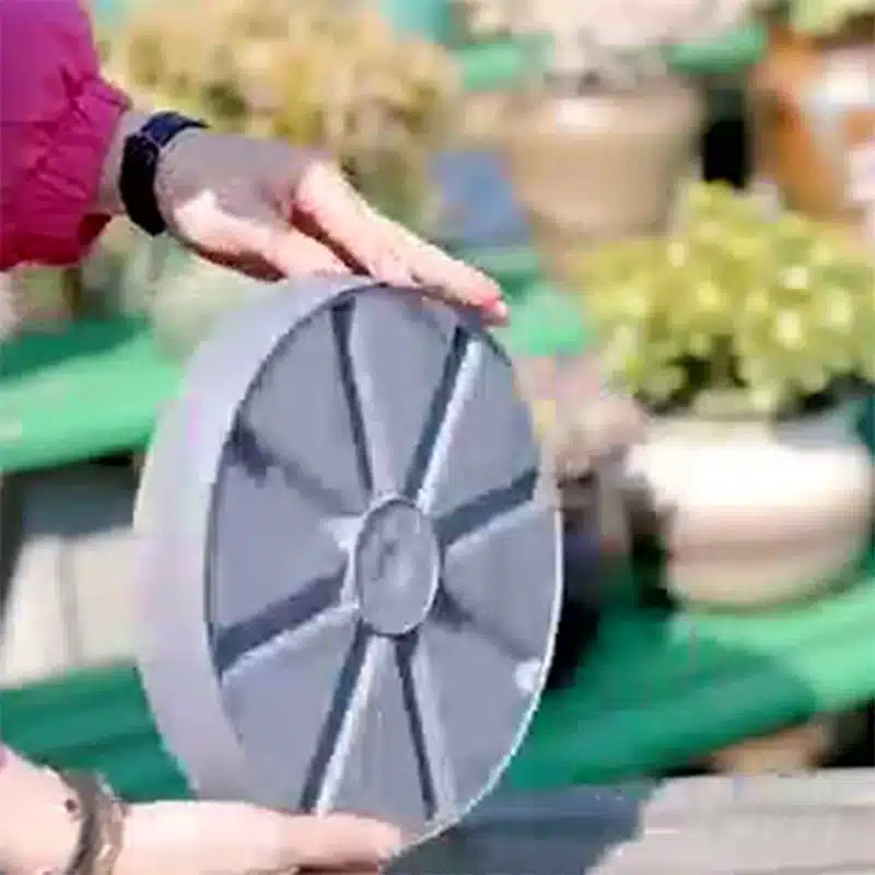 תחתית ניקוז עגולה מפלסטיק עם הגבהה לעציצים - הפתרון המושלם למניעת ריקבון שורשים ולאוורור מיטבי